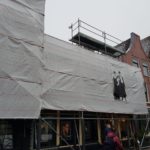 Ingepakte steiger aan gevel Springhavertheater in Utrecht