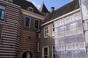 Utrecht Paushuize, schilderwerk achterzijde binnnplaats door Van Doorn De Bilt BV